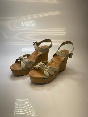 Korks Women's Strap Faux Leather Ivory Wedge Sandal Sz 11